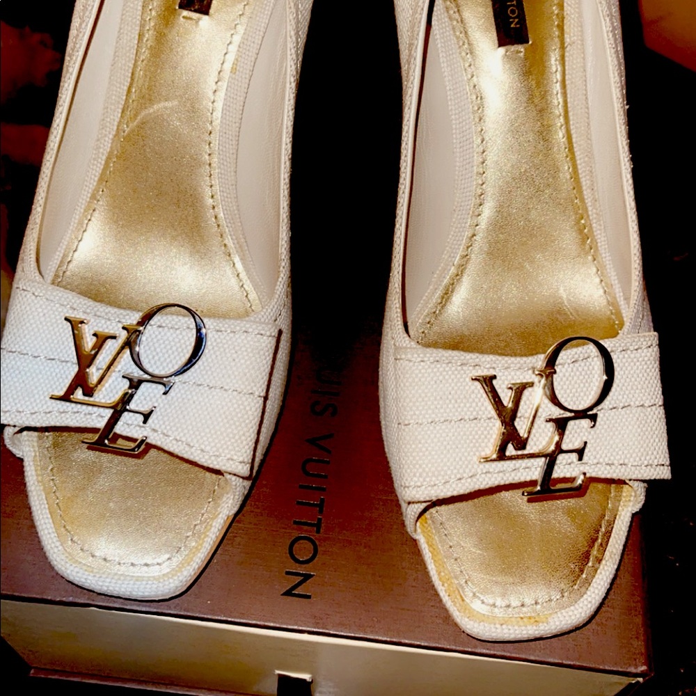 Iconic CrEAM LOUIS VUITTON CLASSIC HEELS PRISTINE Condition!!